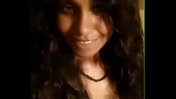 Busty Mumbai Aunty With Curves That Won’t Quit