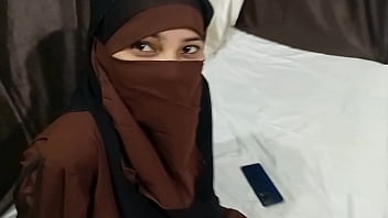 गर्म मुस्लिम बहन ने अपने सौतेले भाई के साथ बिस्तर पर हिजाब उतारकर जंगली चुदाई की