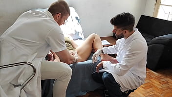 A Safada Foi Ao Ginecologista E Acabou Dando Para Os Dois Médicos Na Maca Do Consultório