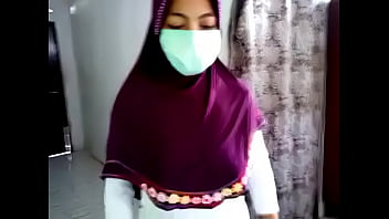Jilbab Terbuka, Tubuh Seksi Menggoda Di Balik Kain Tipis