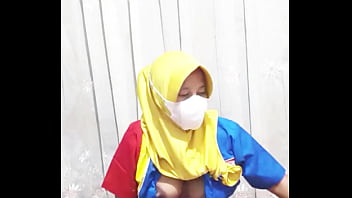 Gadis Berhijab Panas Di Indomaret Merangsang Diri Sendiri Dengan Liar Sebelum Berangkat Kerja