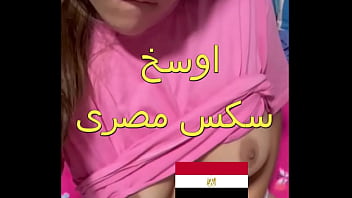 شرموطة المطرية عارية على البلكونة تنزل كلوتها وجارها ينيكها نيك عنيف على جسمها البلدي الملبن