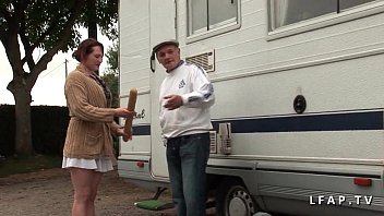 Une Rousse Salope Se Fait Démonter En Double Pénétration Par Une Bande De Vieux Pervers