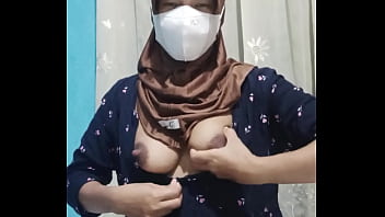 Seorang Mahasiswi Berhijab Menggoda Dirinya Sendiri Saat Rumah Dalam Keheningan Yang Panas