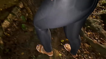 Morena Pelada Na Praça, Buceta Ardente E Gozada Na Boca Em Público!