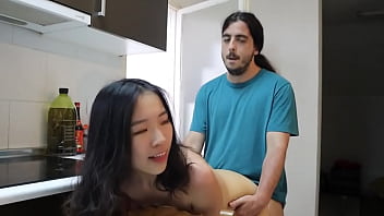留学美女厨房偷欢，洋男友巨屌无套狂操嫩穴