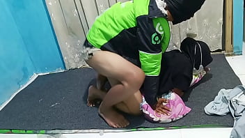 Mau Ngentot Bareng? Prank Pesen Gojek Buat Main Di Rumah.