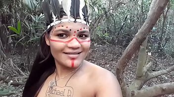 Tigresa Vip Se Veste De índia Selvagem E Ataca O Lenhador, Mas Ele A Domina E Invade Seu Cuzinho Ardente Sem Piedade
