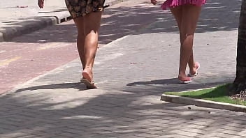 Gostosa De Biquíni Exibindo A Raba Na Areia