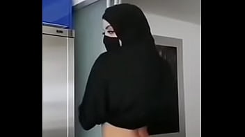 Peituda Ardente De Hijab Se Exibe Em Strip Sensual