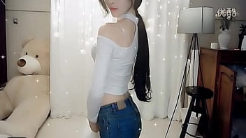 Seductive Asian Beauty Sways Her Hips In A Sultry Webcam Performance