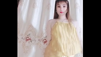 Hot Young Vietnamese Girl Shaking It On Bigo Live