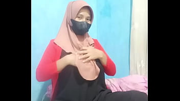 Indonesian Hijabi Girl Masturbating With A Dildo Until She Reaches A Screaming Orgasm