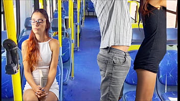 Aluna Arregaçada De Quatro No ônibus Lotado, Gemindo Baixinho Pra Todo Mundo Ouvir