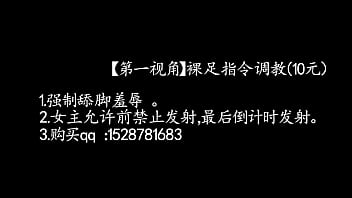 我光着脚丫，踩在冰凉的地板上，感受着每一寸肌肤与地面摩擦的快感。