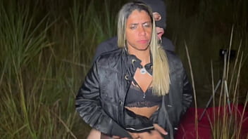 Esposa Safada Se Entrega Ao Dotado Na Aveniente Brasil Enquanto O Corno Relaxa