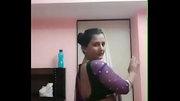Curvaceous Pooja Bhabhi’s Sultry, Hips-swaying Seduction Dance
