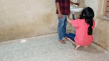 भाभी की गर्म चूत ने जवान प्लंबर की मोटी लंड से अपनी तड़प शांत की, हिंदी में जोरदार आवाज़ के साथ