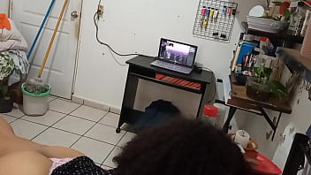 Mamacota Madura Y Jugosa Limpiando La Habitación Y Exhibiendo Su Tanga Caliente