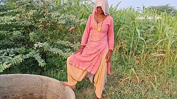 देसी स्टेप सिस्टर अपने छोटे भाई के साथ हिन्दी में गंदी-गंदी बातें करते हुए सेक्स का मज़ा ले रही है, उनकी चुदाई की मस्ती में दोनों डूबे हुए हैं