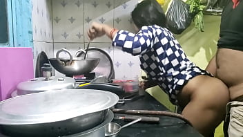 गांव से आई भोली नौकरानी को कुछ पता नहीं था, मालिक ने उसका बेबसी का फायदा उठाकर उसे जबरदस्ती चोद डाला