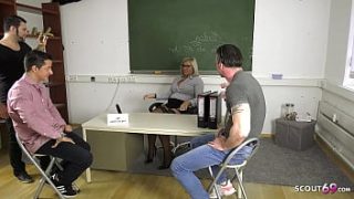 Reife Lehrerin Tatjana Young Wird Nach Dem Unterricht Von Zwei Wilden Kerlen Durchgenommen