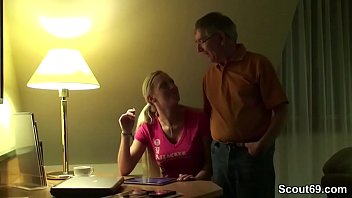 Nach Dem Familienfest Fickt Opa Seine 18-jährige Stiefenkelin Durch