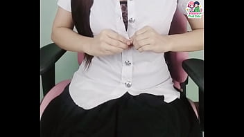 นักศึกษาสาวสวยขวัญใจมหาชนเผยเรือนร่างสุดเร่าร้อน ใช้จู๋ปลอมจับสลักนมเปลือยบนโต๊ะคอมจนเสียวสะท้าน