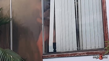 Espiando A Puta Da Vizinha Levando Rola Enquanto O Corno Assiste