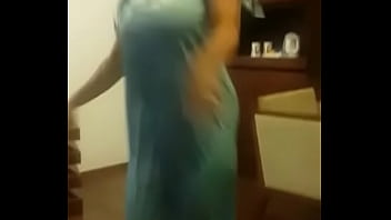 Sizzling Tamil Aunty’s Seductive Dance Moves