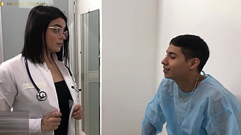 Una Doctora Ardiente Seduce A Su Paciente Con Una Polla Enorme Y Un Culo Voluptuoso
