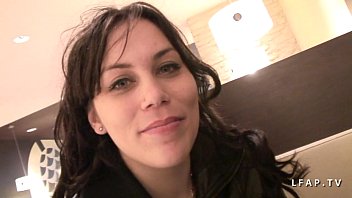 Sodomisée à Fond Et Fistée Sans Pitié, Cette Petite Brune Amatrice En Redemande