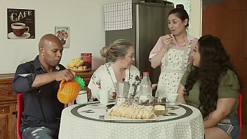 A Casa Da Luxúria: O Corno Manso, A Mãe Depravada E A Empregada Que Enfia Em Todos | Emme White, Alessandra Maia, Agatha Ludovino, Capoeira