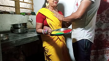 गर्म होली में रंग-बिरंगी भाभी को किचन काउंटर पर जबरदस्त चुदाई का मजा लेते हुए हिंदी में कराहते सुनो