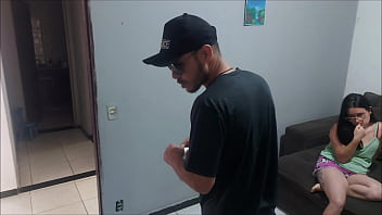 Nervosa E Com Medo, A Dona De Casa Implora Ao Policial Que Não Prenda Seu Marido, Oferecendo Seu Corpo Suado E Quente Como Pagamento Pela Liberdade Dele.