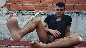 Un Caballero Sensual Se Masturba Al Aire Libre Bajo El Sol, Su Gran Verga Al Descubierto En El Suelo