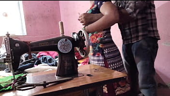 गर्म देसी भाभी को सिलाई करते वक़्त अंकल ने ज़ोरदार चोदा