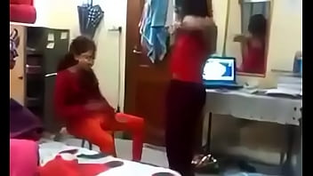रात भर हॉस्टल में मस्ती और गुदगुदी मजाक