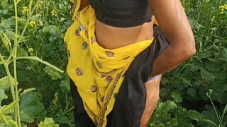 सरसों के खेत में ममत को उसके पति ने मौका पाकर जबरदस्ती चोदा, बाहर की तेज हिंदी आवाज साफ सुनाई दे रही थी