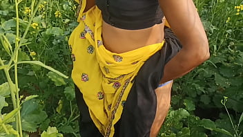 सरसों के खेत में ममत को उसके पति ने मौका पाकर जबरदस्ती चोदा, बाहर की तेज हिंदी आवाज साफ सुनाई दे रही थी