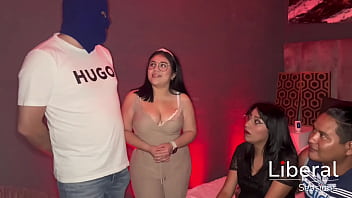 Una Pareja Liberal Observa Cómo La Ardiente Esposa Se Entrega A Un Soltero Voraz Frente Al Marido Cornudo, Transformándose En Una Hotwife Insaciable