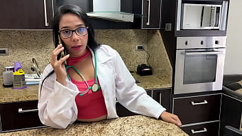 Madrastra Doctora Le Ofrece Una Pastilla A Su Hijastro, Pero El Astuto Joven La Engaña Para Saciar Su Lujuria Con Ella