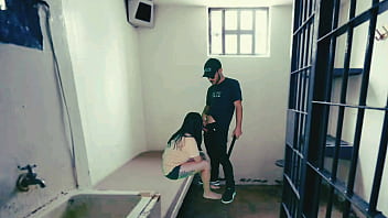 O Policial Safado Mete Gostoso Na Detenta E O Vídeo Vaza, Resultando Na Demissão Do Tarado.