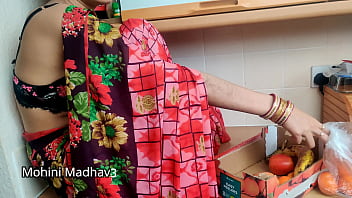 भारतीय देसी फल बेचने वाली गर्म मादा ने ग्राहक से सौदेबाजी करते हुए ज़ोरदार चुदाई की रोंगटे खड़े कर देने वाली हिंदी ऑडियो