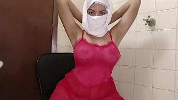 Desperate Arabian Bimbo In Niqab Fingers Her Soaked Cunt To A Gushing Climax Live On Cam