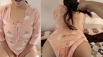 गर्म भारतीय सौतेली बहन ने अपने भाई के साथ चुदाई करने के लिए अपने पति को धोखा दिया