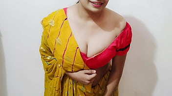 भाभी ने देवर को हाथ से रगड़ते देखा, फिर उसके बड़े लंड से मजबूत चुदाई हुई