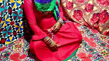 सासूजी की चीखें सुनकर दामाद जी ने और तेज़ धक्के मारे, उसकी गहराई में जाते हुए वो बोली – “अरे, धीरे करो यार, दर्द तो हो रहा है… पर मज़ा भी कम नहीं आ रहा!”