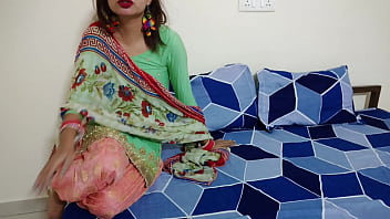 साड़ी में लिपटी सॉफ्टवॉयस वाली सास को बेड पर लिटाकर जबरदस्त गांड मारी