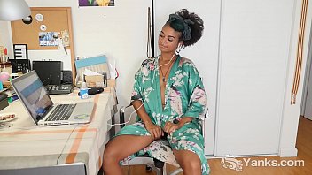 Yanks Ebony Lola Rose Plows Her Wet Pussy With Toys